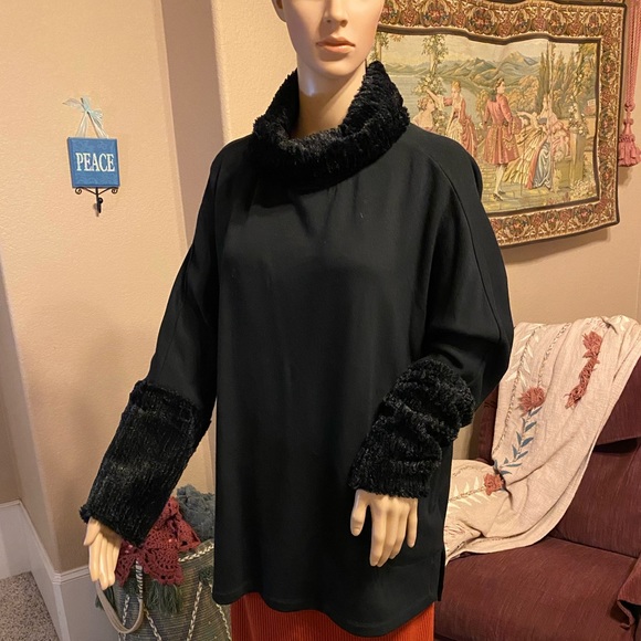 Sweater with faux fur trim - Picture 1 of 5